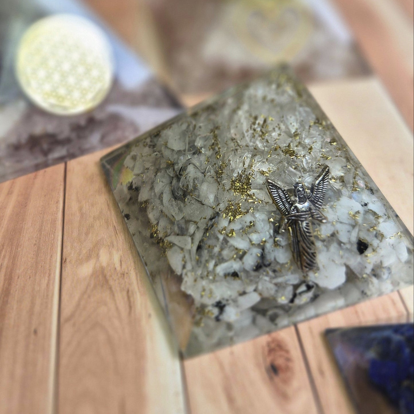 Orgonite Améthyste Quartz Rose Lapis Lazuli Pierre de Lune 7 chakras Péridot
