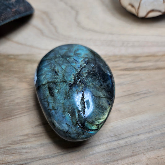 Galet et bloc de Labradorite