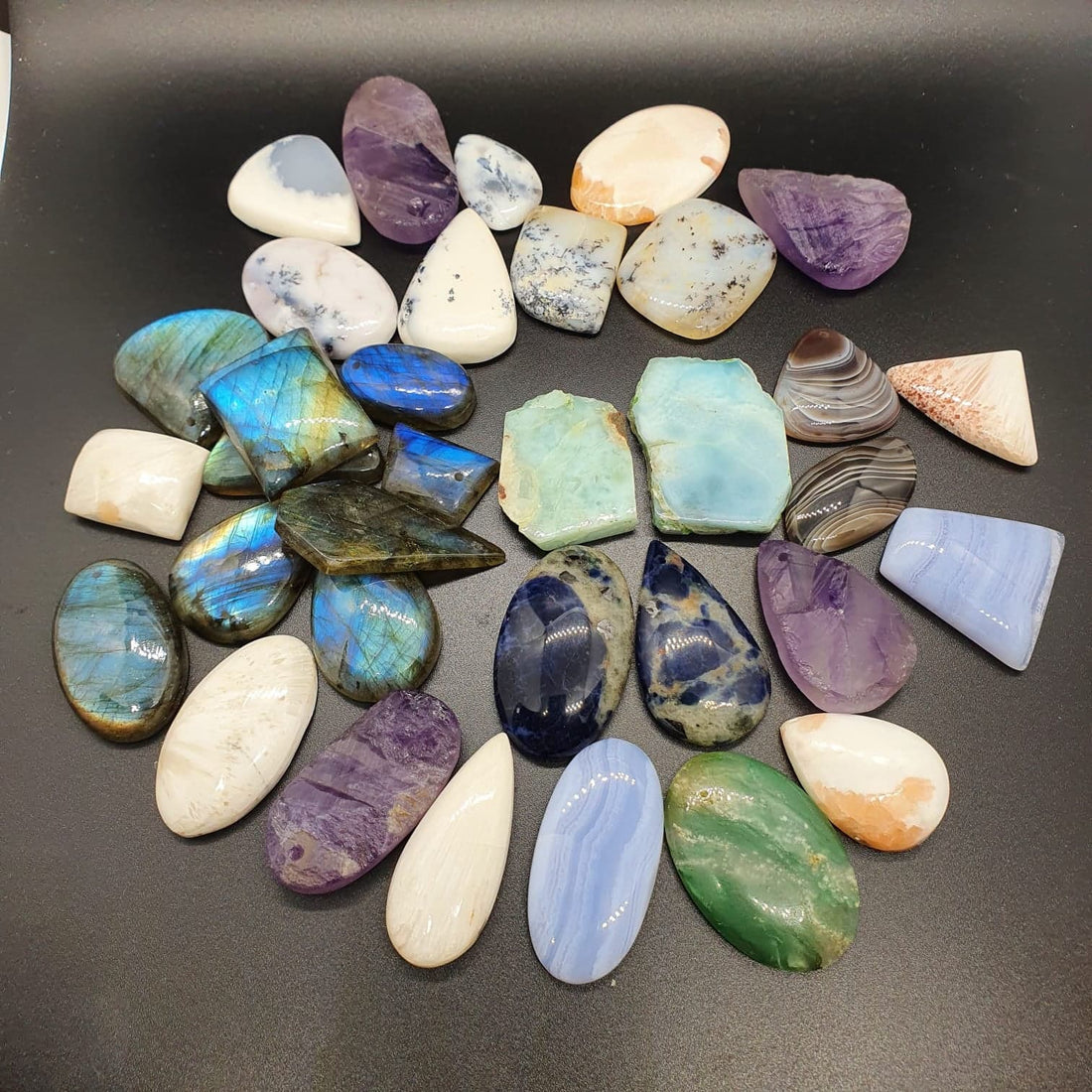 Chakras, Couleurs et Pierres : Comment Harmoniser Votre Énergie