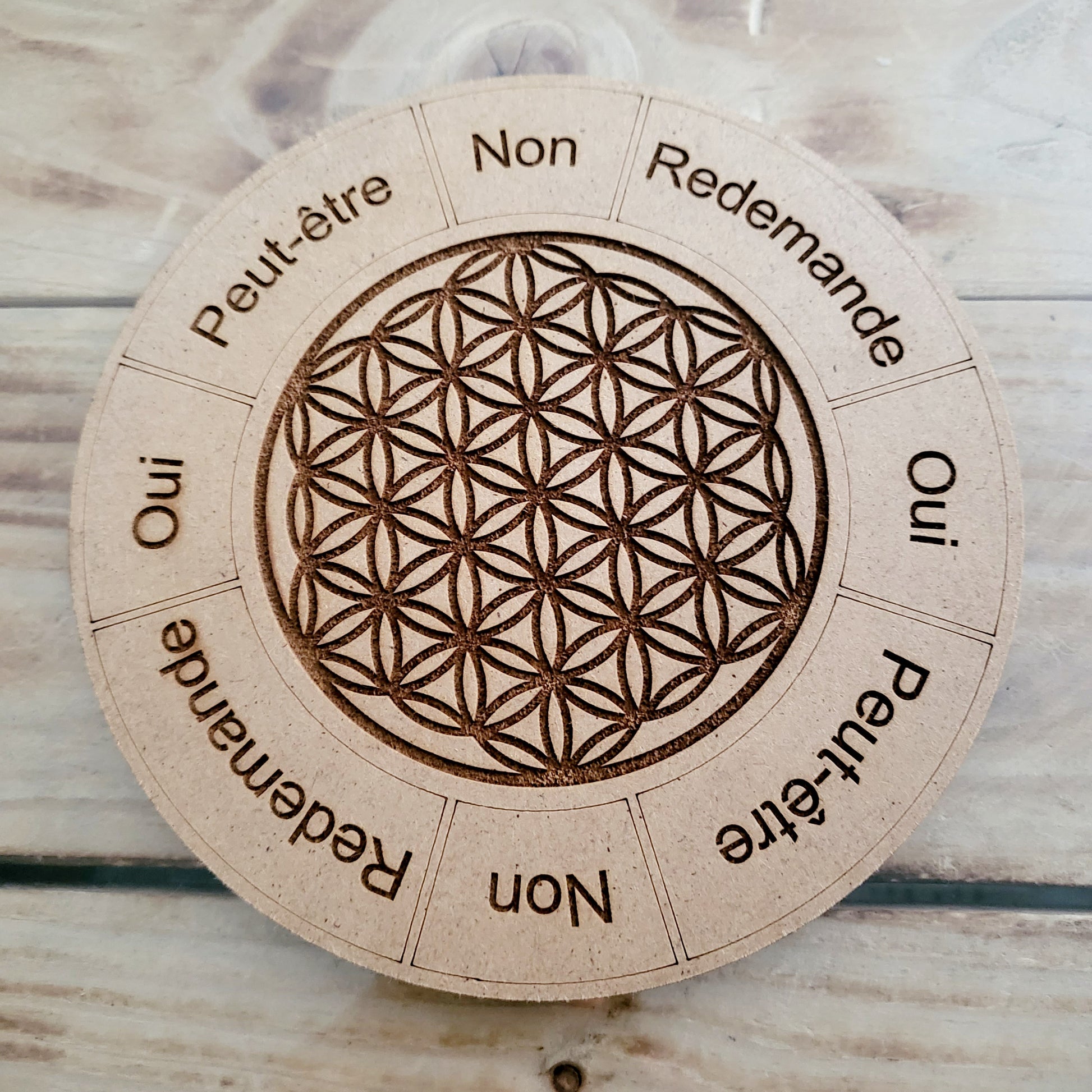 Cette planche pendule divinatoire, gravée en bois est très